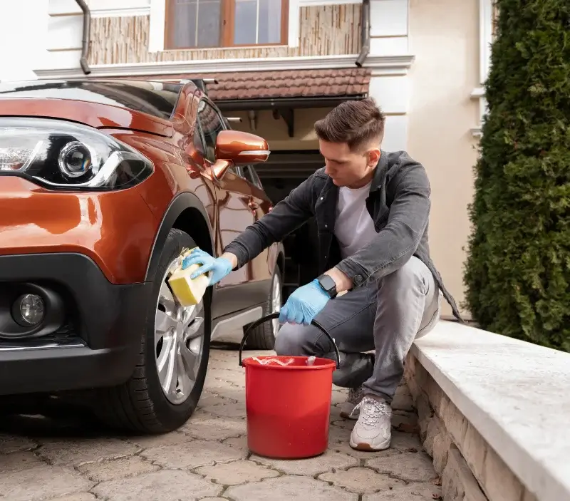 Lavage auto à domicile Unieux : professionnel intervenant sur un véhicule
